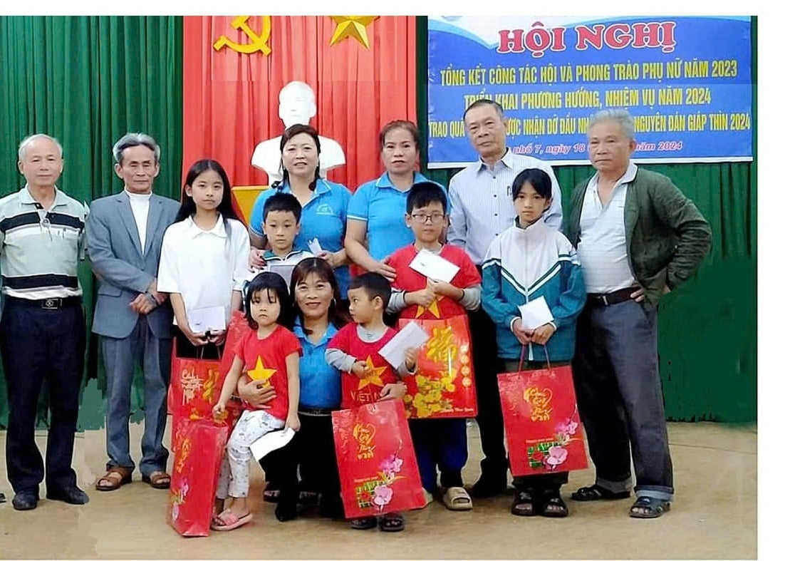 Số tiền từ bán phế liệu được mua quà trao cho các cháu có hoàn cảnh khó khăn. Ảnh: Hội Phụ nữ cung cấp.