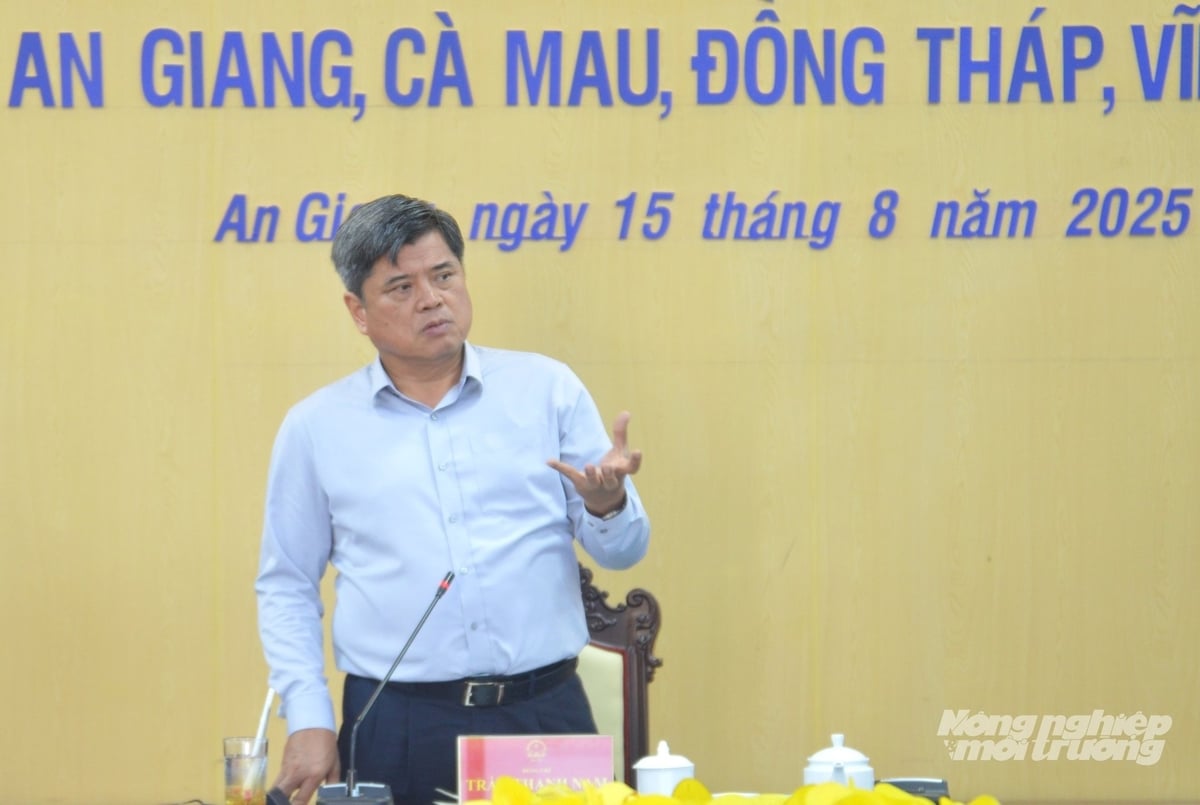 Thứ trưởng Trần Thanh Nam gợi ý cần nghiên cứu tổ chức các trạm chuyên môn liên xã để tăng cường cán bộ chuyên ngành về lĩnh vực nông nghiệp và môi trường hỗ trợ cho cấp xã. Ảnh: Trung Chánh.