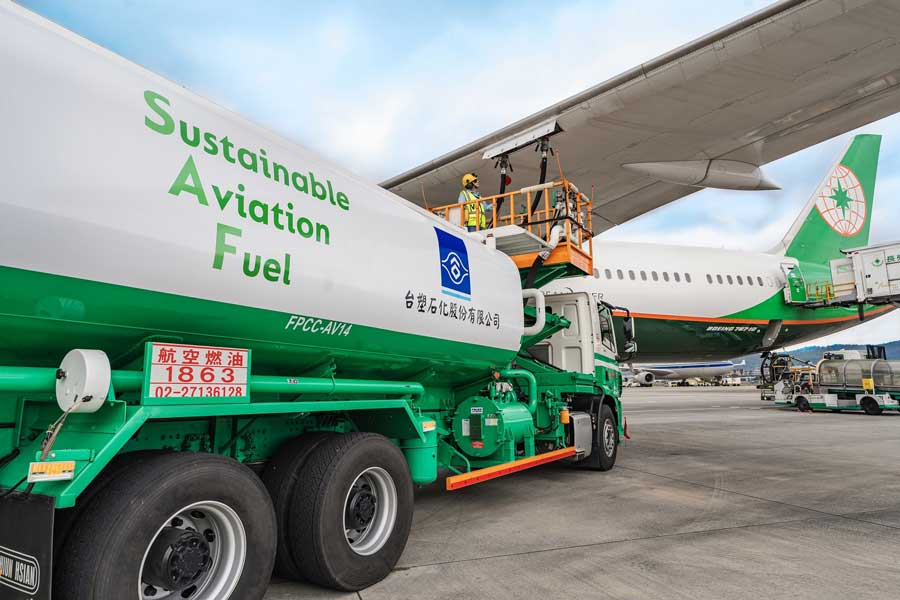 SAF là loại nhiên liệu thay thế nhiên liệu phản lực hóa thạch, có thể giảm trung bình 70% lượng khí thải nhà kính. Ảnh: TRAICY Global.