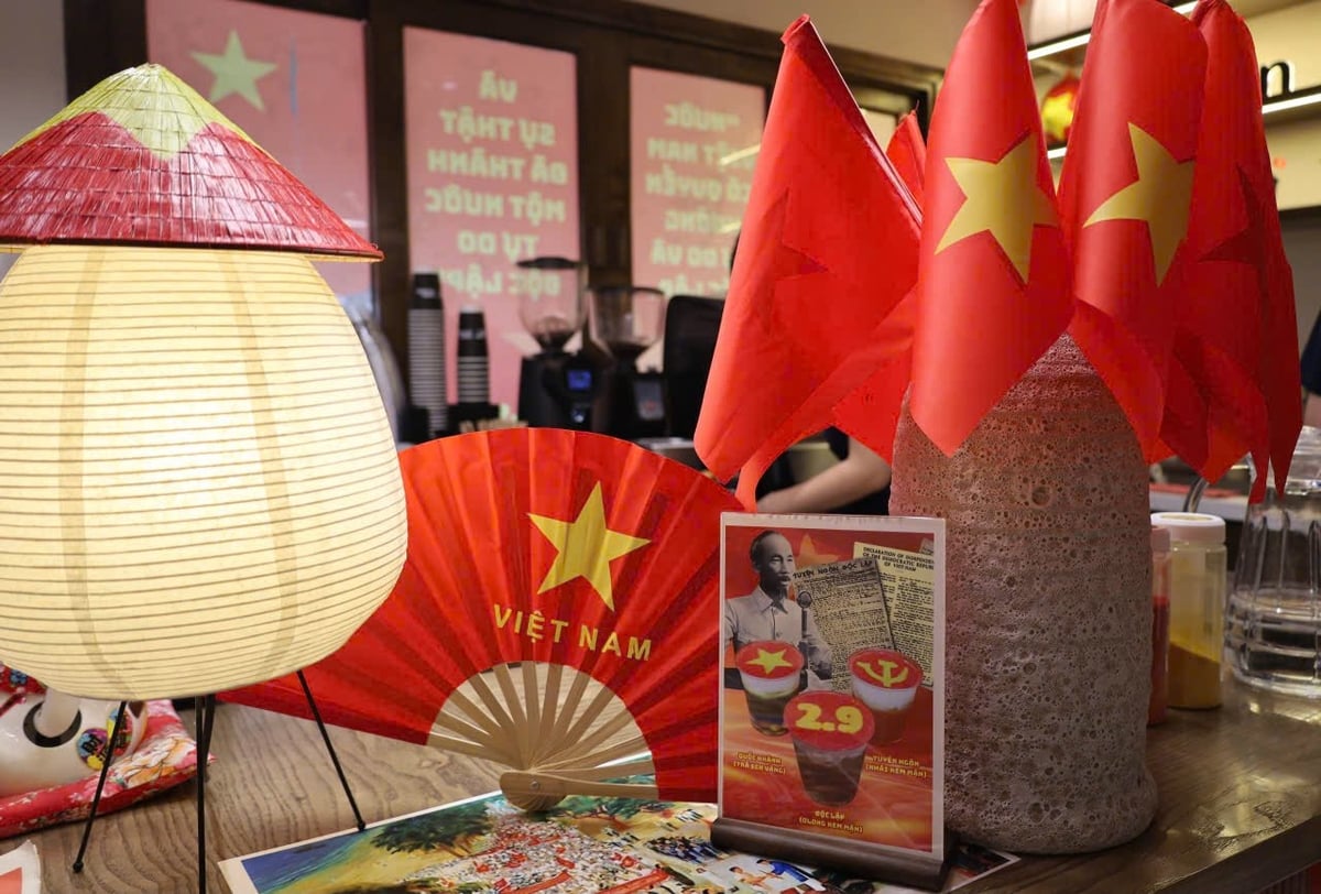 Đồ trang trí chủ đề Tổ quốc. Ảnh: Hoàng Hiền.