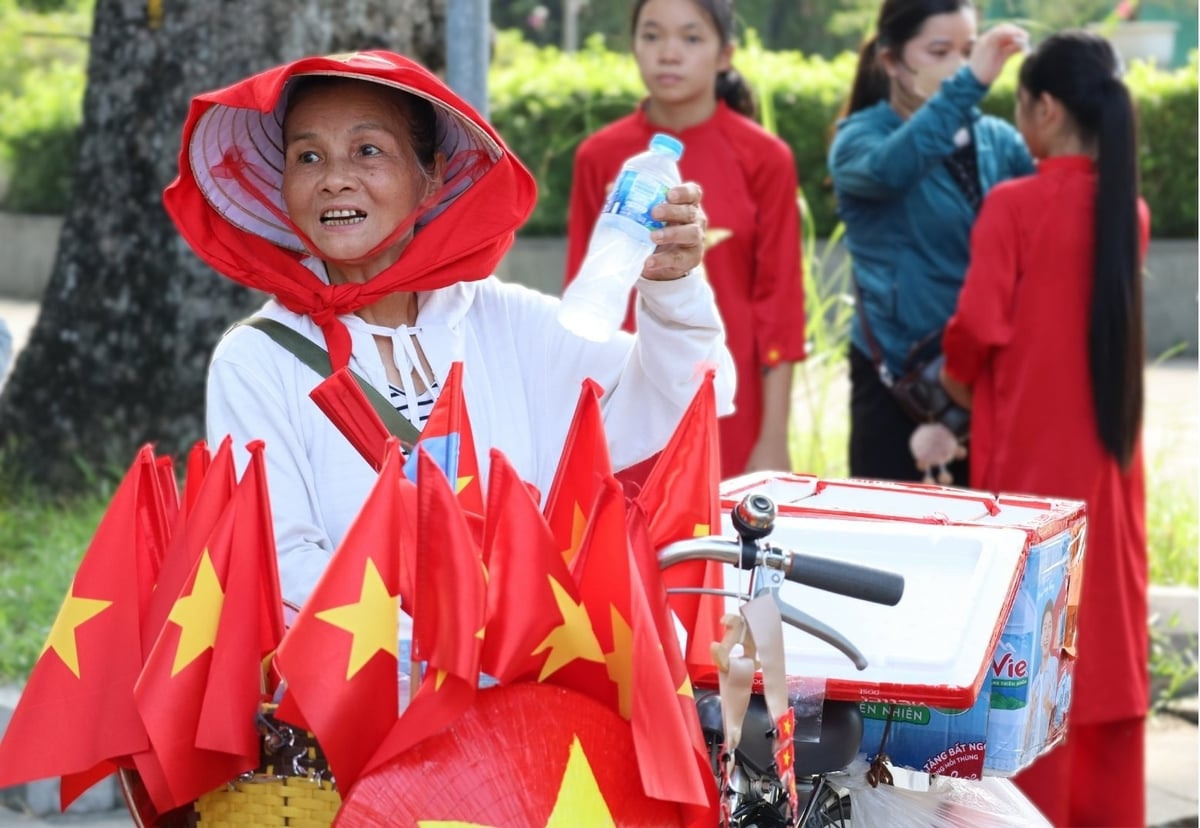 Người bán hàng rong cũng rực rỡ màu cờ. Ảnh: Hoàng Hiền.