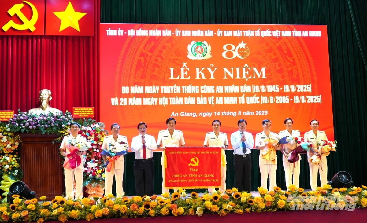 Tỉnh ủy, UBND tỉnh An Giang tặng cờ và hoa chúc mừng lực lượng công an tỉnh nhân dịp kỷ niệm 80 năm Ngày truyền thống Công an nhân dân Việt Nam. Ảnh: Trung Chánh.