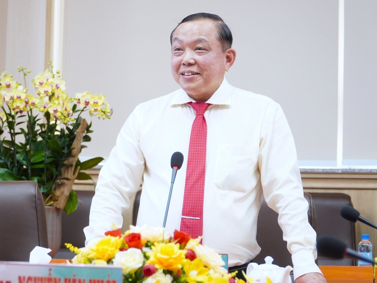 Ông Nguyễn Tiến Dũng, Chủ tịch Hội đồng trường Trường Đại học Nam Cần Thơ chia sẻ các khó khăn, vướng mắc liên quan đến lĩnh vực đất đai, giấy phép xây dựng của Trường. Ảnh: Kim Anh.