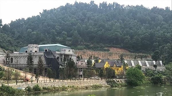 Khu vực Hồ Đồng Đò, xã Minh Trí, huyện Sóc Sơn (cũ) tồn tai nhiều vi phạm về đất đai, xây dựng. Ảnh: Anh Khôi.