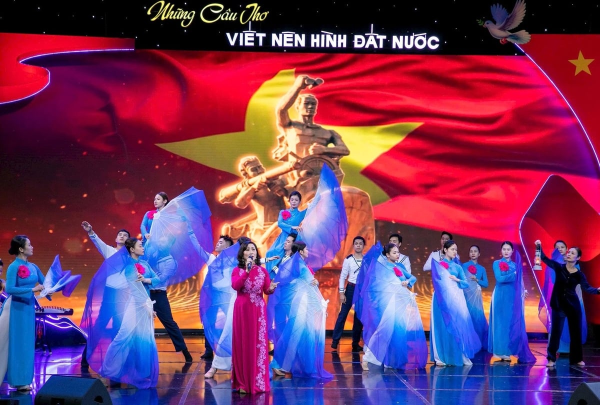 Chương trình được dàn dựng công phu với sự kết hợp giữa ngâm thơ, trình diễn nghệ thuật, âm nhạc và hình ảnh tư liệu quý giá. Ảnh: BTC
