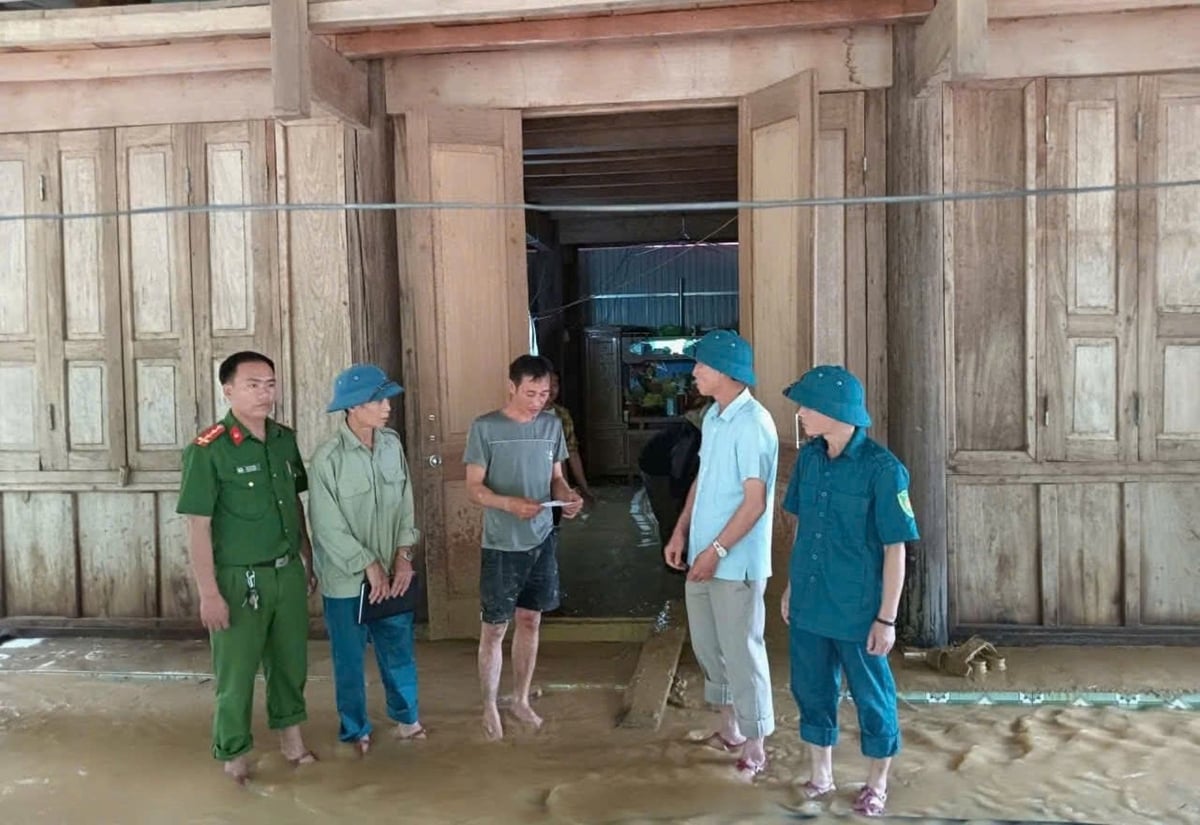 Lãnh đạo xã Hữu Khuông kiểm tra tình hình thiệt hại và động viên tinh thần người dân sau trận lũ. Ảnh: Vi Thoại.