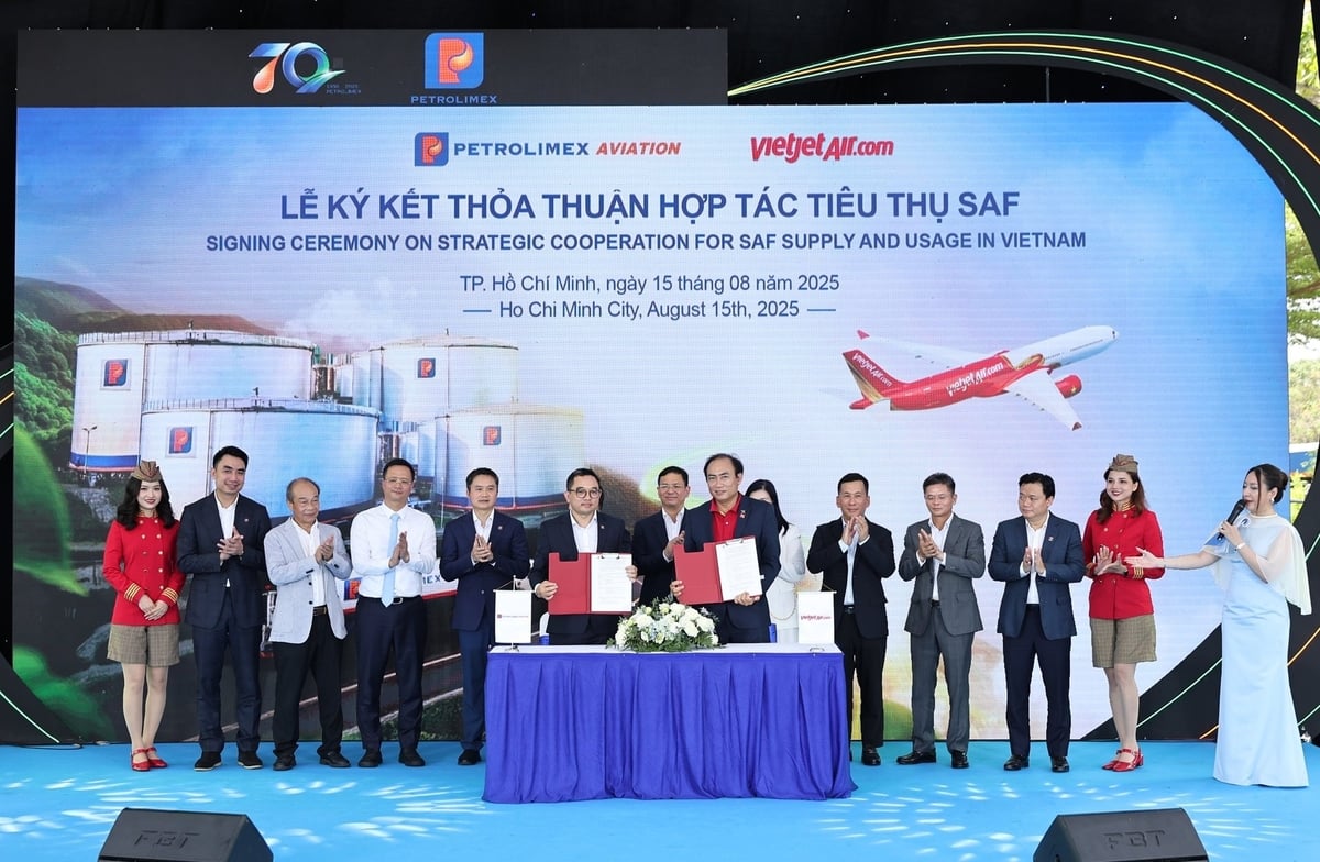 Ký kết thỏa thuận hợp tác tiêu thụ SAF giữa Petrolimex Aviation và Vietjet. Ảnh: Petrolimex.