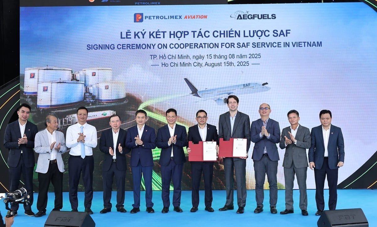Ký kết thỏa thuận hợp tác tiêu thụ SAF giữa Petrolimex Aviation và AEG Fuels. Ảnh: Petrolimex.