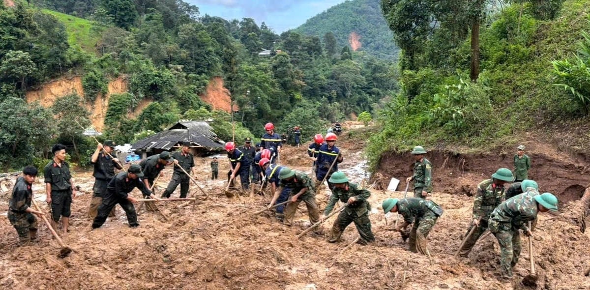 Lực lượng chức năng nỗ lực khắc phục hậu quả sau thiên tai. Ảnh: Hoàng Châu. 