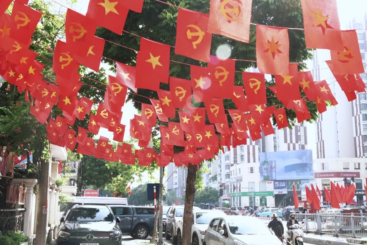 Một góc phố Mạc Thái Tổ ngập tràn sắc đỏ. Ảnh: Hoàng Hiền.