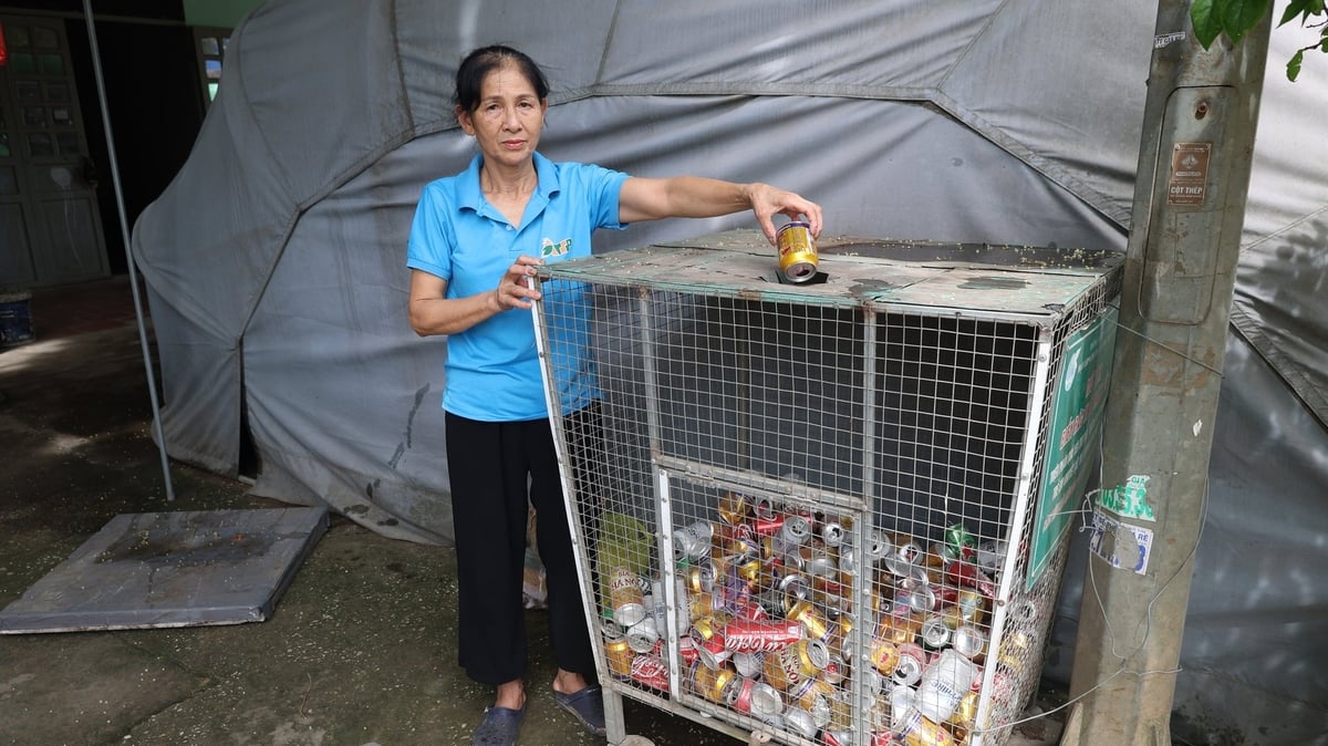7 năm nay, ngày nào cô Nụ cũng thu gom vỏ chai, vỏ lon quyên góp cho các trẻ em có hoàn cảnh khó khăn. Ảnh: Thanh Tâm.