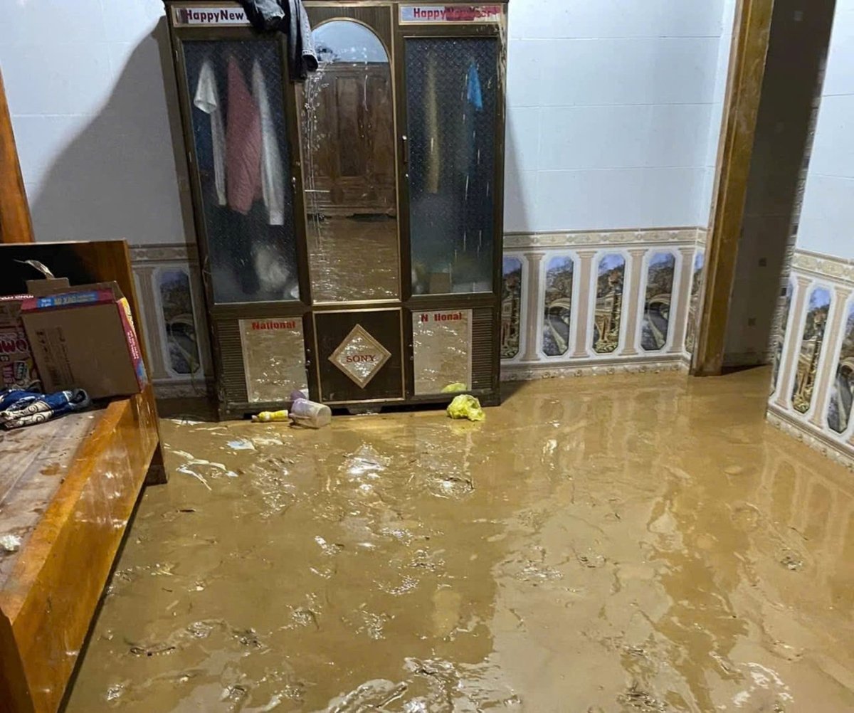 Trận lũ khiến cho nhiều gia đình ở bản Xàn, xã Hữu Khuông bì bùn đất tràn vào nhà gây thiệt hại về tài sản. Ảnh: Vi Thoại.