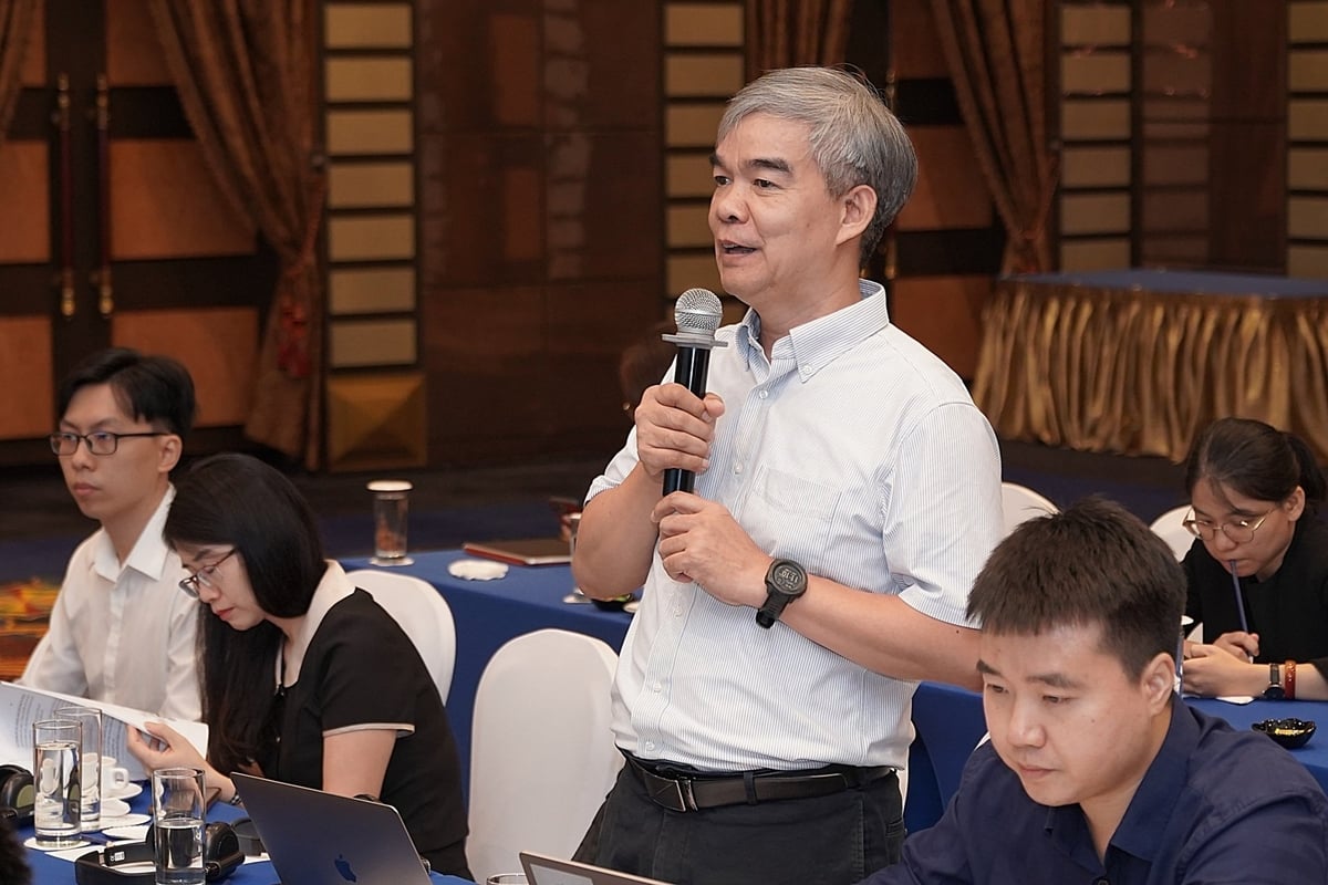 Ông Nguyễn Quang Tân, Trưởng đại diện Tổ chức Nghiên cứu Nông Lâm quốc tế (ICRAF) tại Việt Nam chia sẻ tại hội thảo. Ảnh: Bảo Thắng.