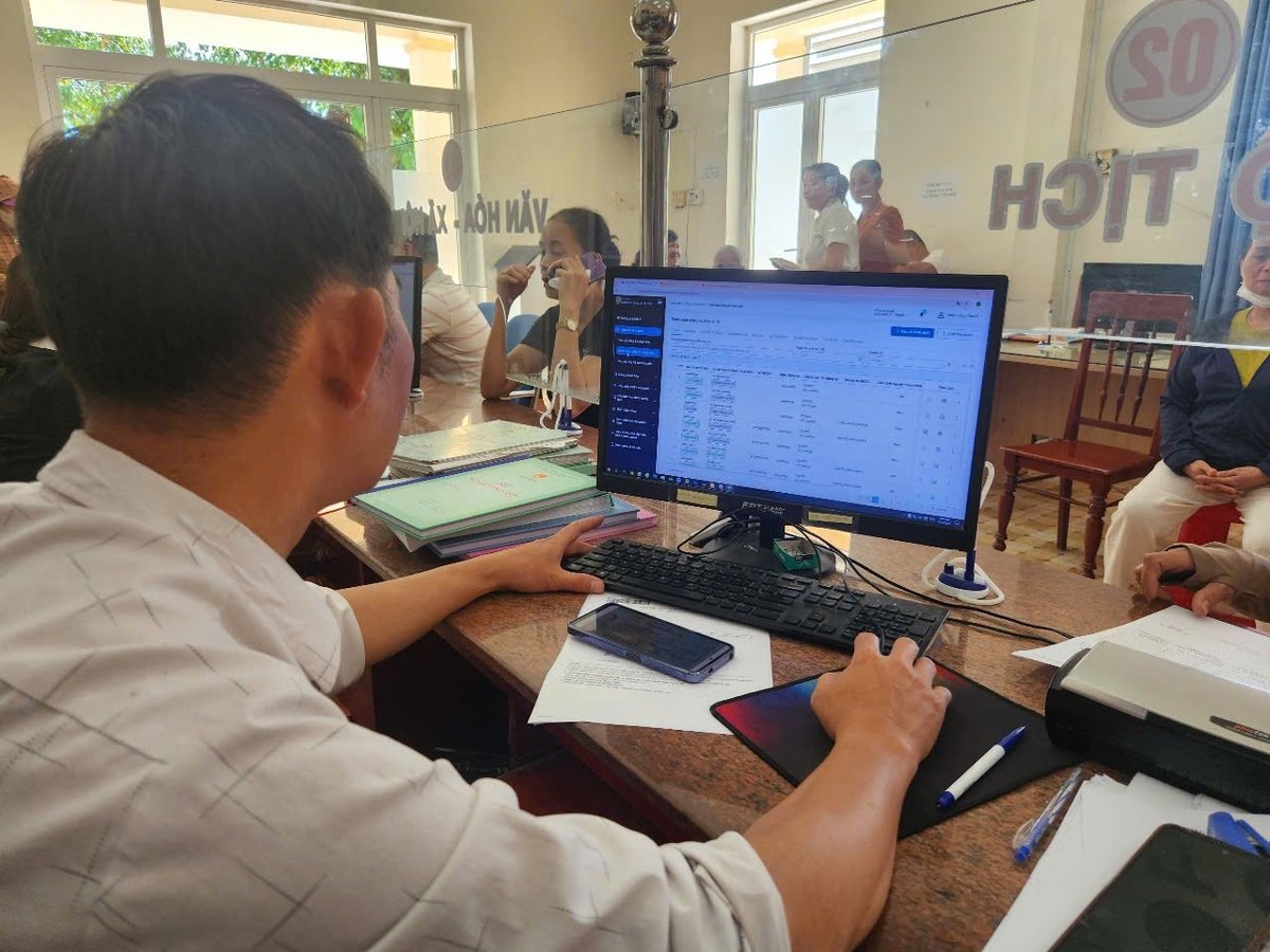 Khi thực hiện chính quyền 2 cấp, UBND cấp xã gặp khó khăn trong giải quyết hồ sơ về đất đai. Ảnh:Võ Hà.