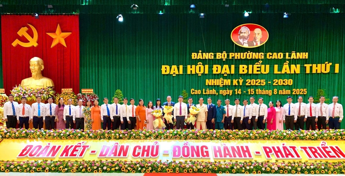 Ban Chấp hành Đảng bộ phường Cao Lãnh ra mắt tại đại hội. Ảnh: Lê Hoàng Vũ.