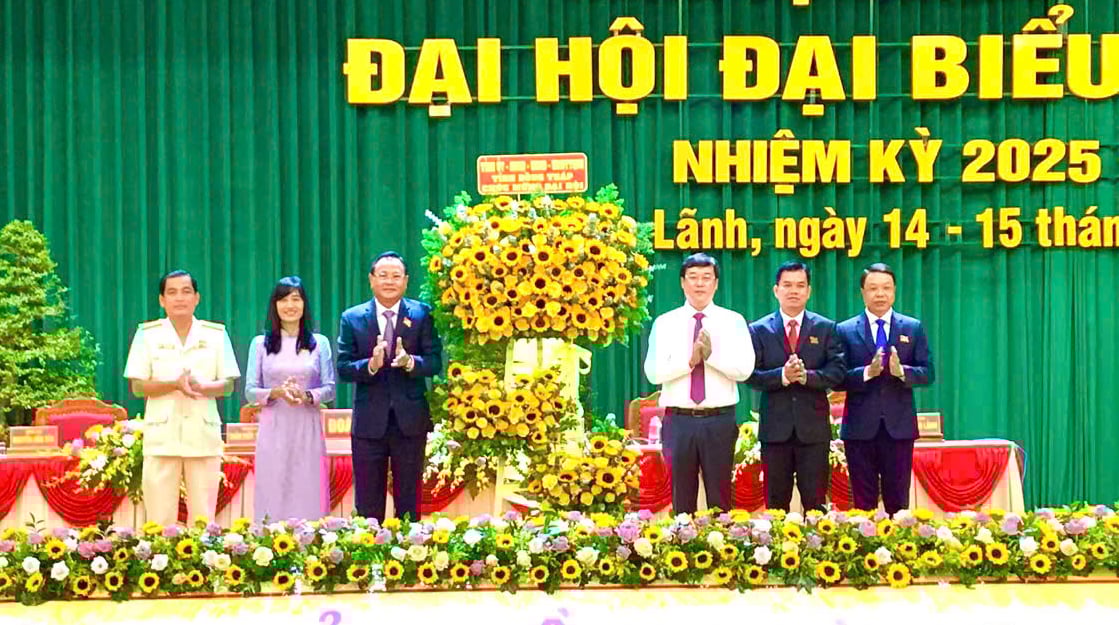 Bí thư Tỉnh ủy Đồng Tháp Lê Quốc Phong tặng hoa chúc mừng đại hội. Ảnh: Lê Hoàng Vũ.