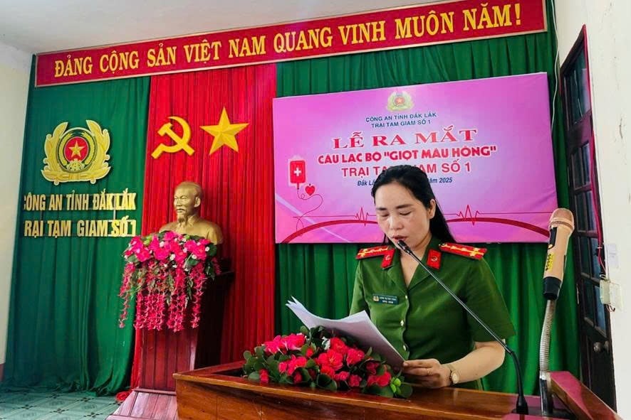 Đồng chí Lương Thị Thùy Trinh – Chủ nhiệm Câu lạc bộ thông qua Quy chế hoạt động Câu lạc bộ. Ảnh: Tuấn Trần.
