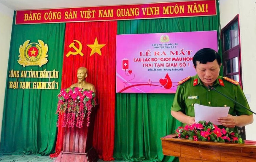 Thượng tá Phùng Minh Trí, Giám thị phát biểu chỉ đạo tại buổi lễ. Ảnh: Tuấn Trần.