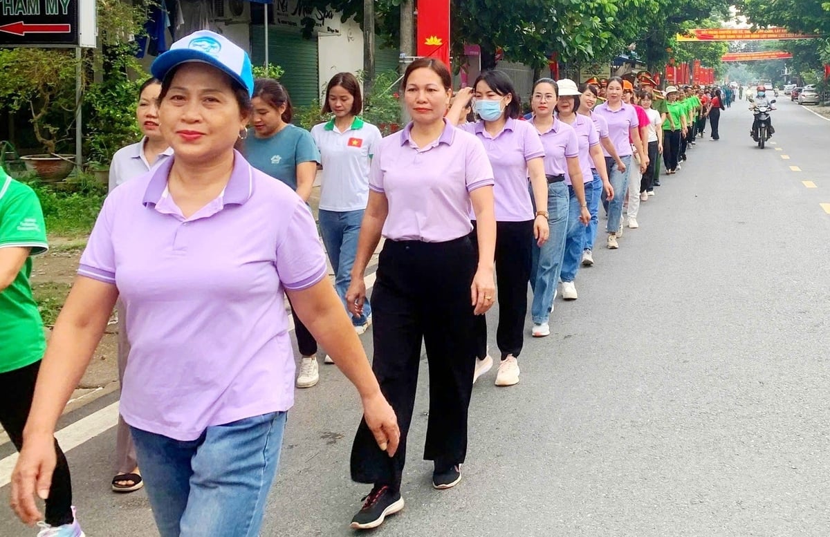 Các đại biểu xã Tân Cương hưởng ứng Chương trình 'Cùng Việt Nam tiến bước'. Ảnh: Quang Linh.