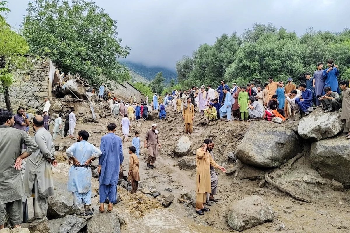 Người dân tập trung tại khu vực xảy ra lũ quét ở Salarzai Tehsil, huyện Bajaur, Pakistan. Ảnh: Getty.