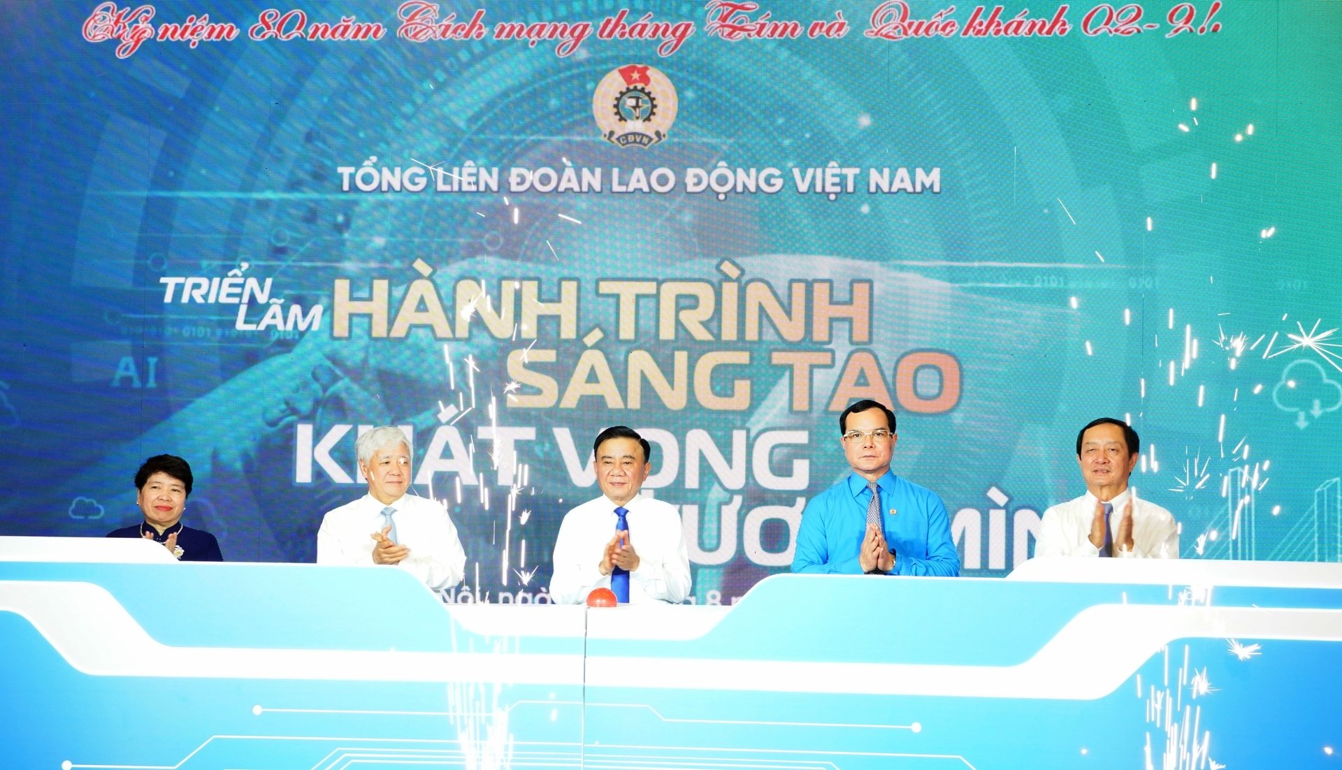 Nhấn nút khai mạc Triển lãm 'Hành trình sáng tạo - Khát vọng vươn mình' trong khuôn khổ Ngày hội Lao động sáng tạo toàn quốc 2025. Ảnh: Hồng Thắm.