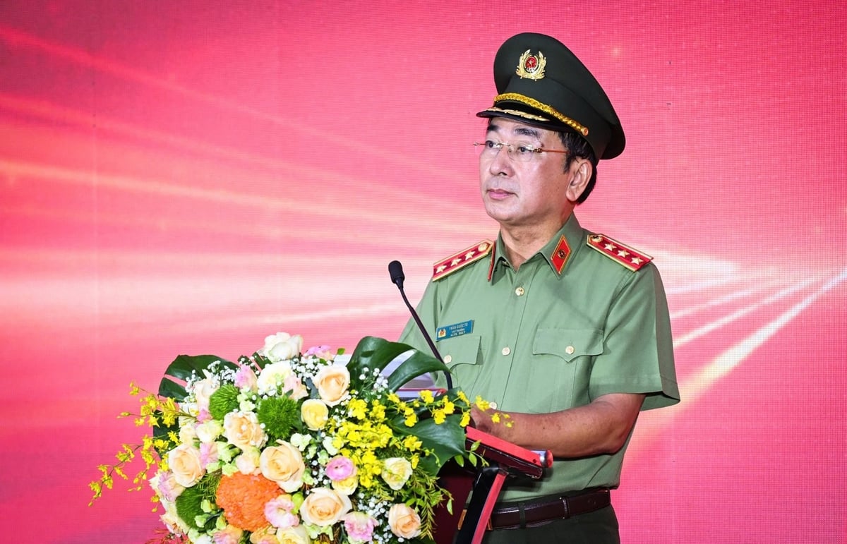 Đồng chí Thượng tướng Trần Quốc Tỏ, Ủy viên Trung ương Đảng, Thứ trưởng Công an phát biểu phát động chương trình đi bộ 'Cùng Việt Nam tiến bước'. Ảnh: Thành Đạt.