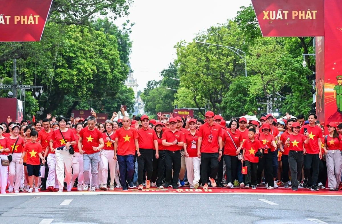 Các đại biểu cùng người dân tham gia đi bộ hưởng ứng chương trình tại khu vực Vườn hoa Lý Thái Tổ - Phố đi bộ Hoàn Kiếm sáng 16/8. Ảnh: Thành Đạt.