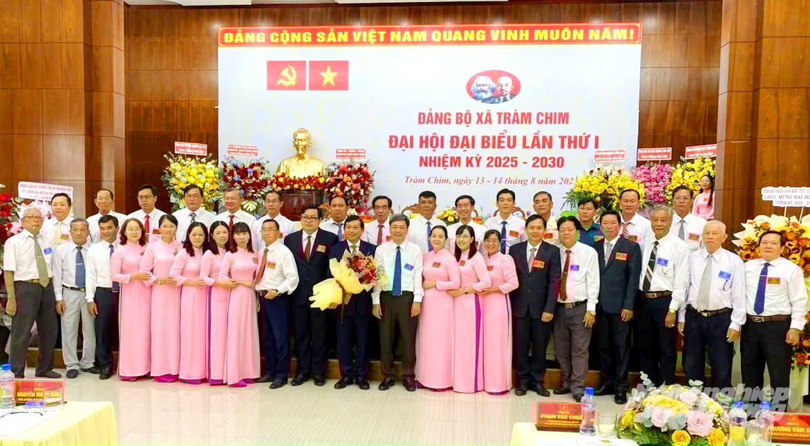 Tại Đại hội, Ban Thường vụ Tỉnh ủy đã quyết định chỉ định Ban Chấp hành Đảng bộ xã Tràm Chim, nhiệm kỳ 2025 - 2030 gồm 27 đồng chí. Ảnh: Lê Hoàng Vũ.