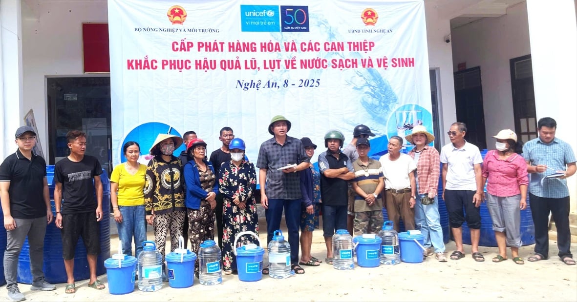 Bộ Nông nghiệp và Môi trường phối hợp với Unicef cấp phát hàng hóa, can thiệp khắc phục hậu quả lũ lụt về nước sạch và vệ sinh cho Nghệ An. Ảnh: Mạnh Đạt.