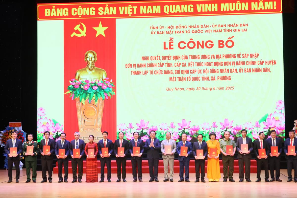 Lễ công bố nghị quyết sáp nhập hai đơn vị hành chính cấp tỉnh Gia Lai và Bình Định. Ảnh: Thuỳ Trang.