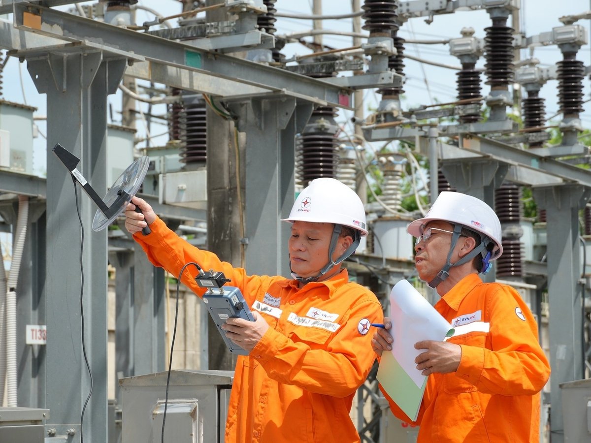 Công nhân Xí nghiệp lưới điện cao thế Thanh Hóa (PC Thanh Hóa) kiểm tra thiết bị tại TBA 110kV Núi Một. Ảnh: EVNNPC.