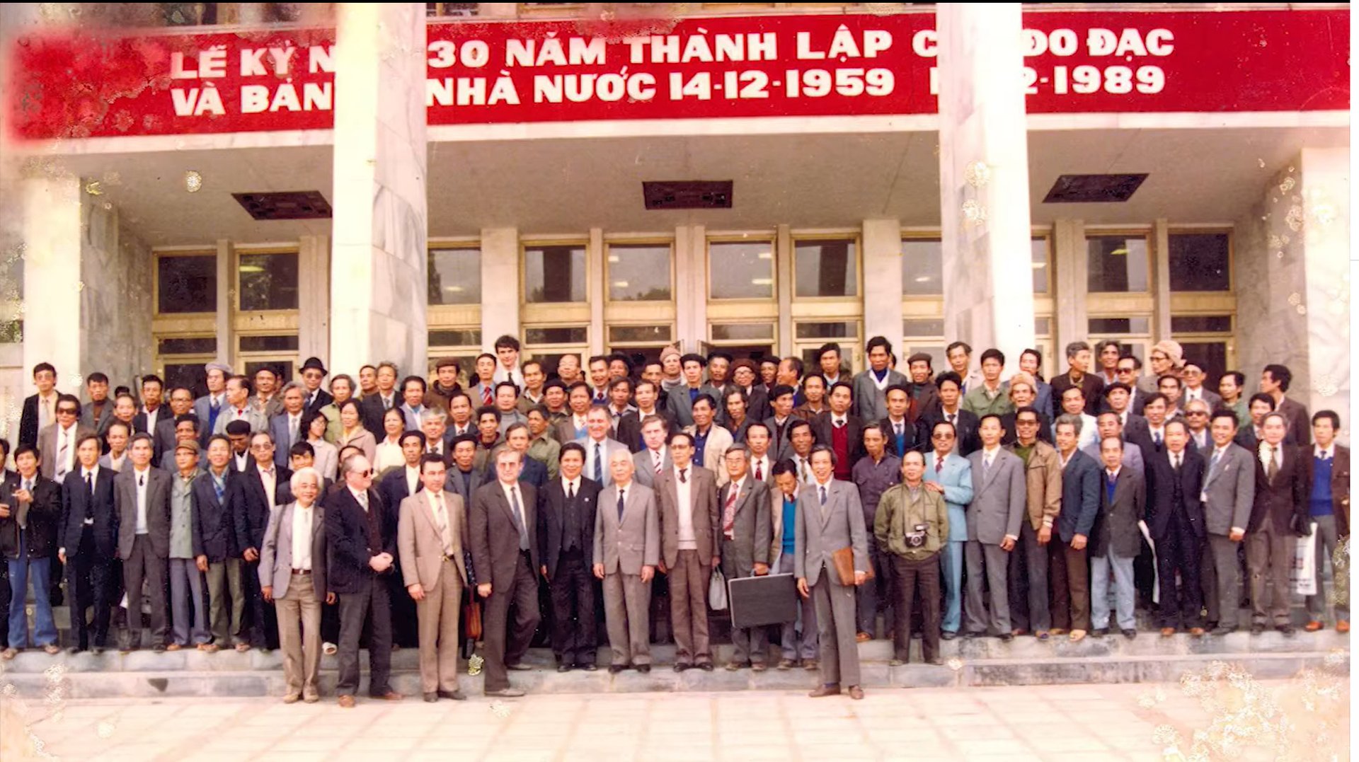 Đại tướng Võ Nguyên Giáp chụp ảnh lưu niệm cùng cán bộ Cục Đo đạc và Bản đồ Nhà nước nhân dịp kỷ niệm 30 năm thành lập (14/12/1959-12/12/1989). Ảnh: Cục Đo đạc, Bản đồ và Thông tin địa lý Việt Nam. Đại tướng Võ Nguyên Giáp chụp ảnh lưu niệm cùng cán bộ Cục Đo đạc và Bản đồ Nhà nước nhân dịp kỷ niệm 30 năm thành lập (14/12/1959-12/12/1989). Ảnh: Cục Đo đạc, Bản đồ và Thông tin địa lý Việt Nam.