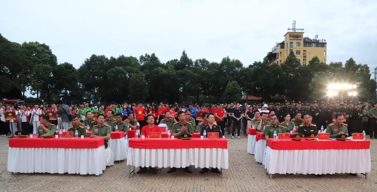 Các đại biểu, cán bộ chiến sĩ Công an, Quân đội và đông đảo người dân, đoàn viên, thanh niên tham dự chương trình mít tinh, giao lưu tại Quảng trường trung tâm, một không khí trang nghiêm và sôi nổi, gắn kết lực lượng vũ trang với nhân dân. Ảnh: Tuấn Trần.