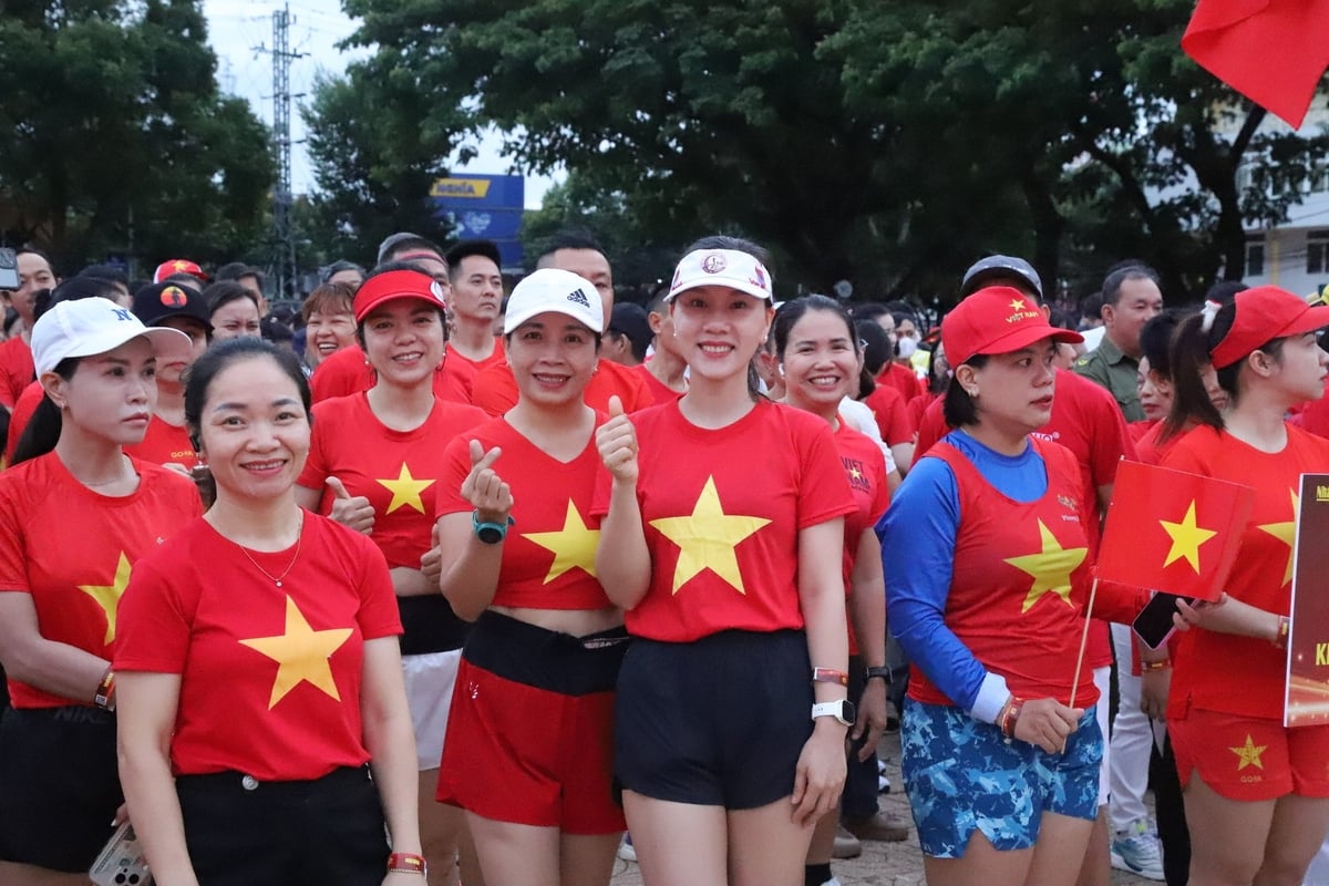 Đông đảo người dân, đoàn viên, thanh niên trong trang phục cờ đỏ sao vàng tham gia chương trình 'Cùng Việt Nam tiến bước – 1 tỷ bước chân tiến vào kỷ nguyên mới', tạo nên bầu không khí sôi nổi và đầy nhiệt huyết. Ảnh: Tuấn Trần.