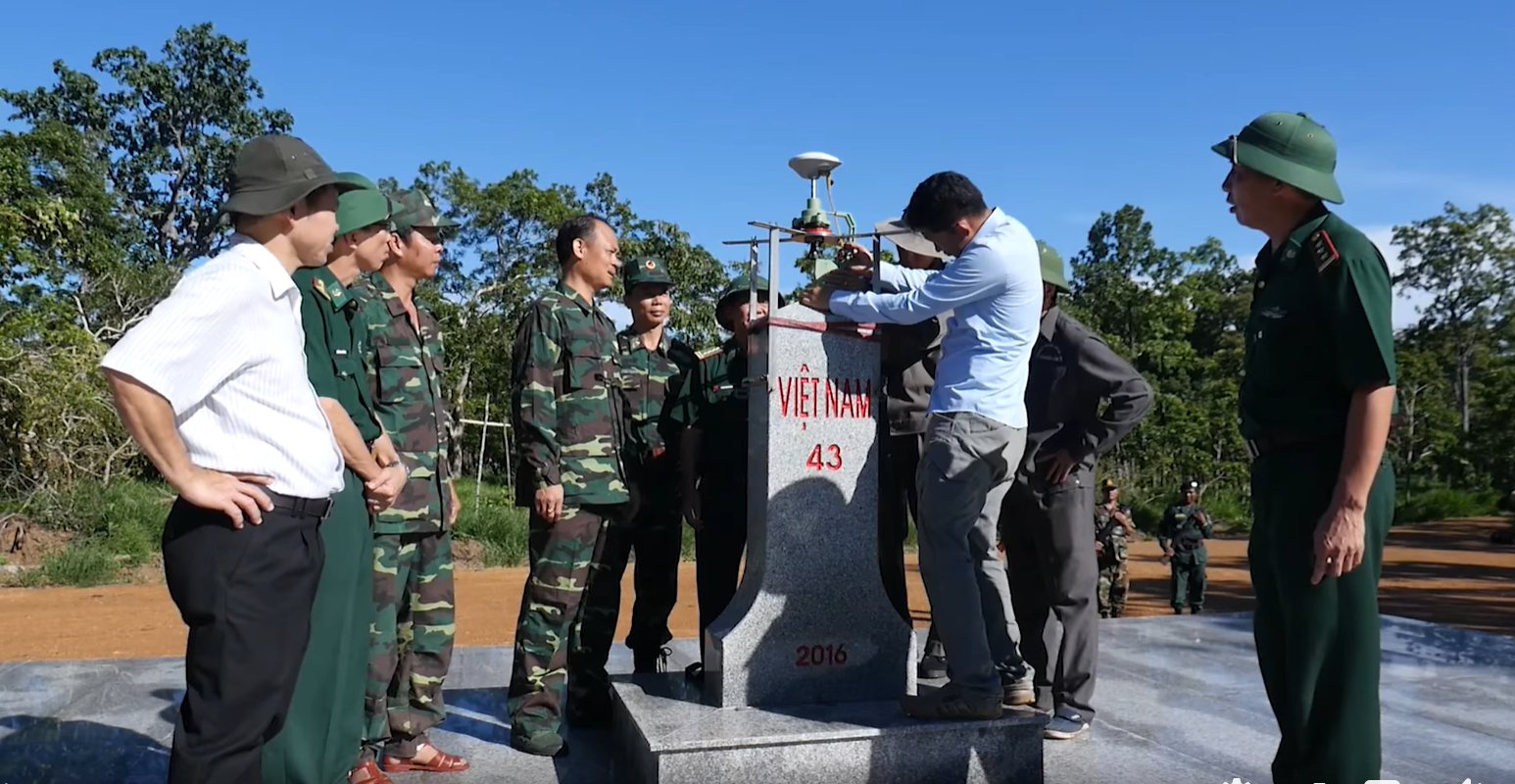 Tấm bản đồ không chỉ là sản phẩm kỹ thuật mà còn chứa cả hơi thở, mồ hôi và ý chí kiên cường của những con người bền bỉ, kiên nhẫn, đôi khi phải đánh đổi bằng máu vì hiểm nguy. Ảnh: Cục Đo đạc, Bản đồ và Thông tin địa lý Việt Nam. Tấm bản đồ không chỉ là sản phẩm kỹ thuật mà còn chứa cả hơi thở, mồ hôi và ý chí kiên cường của những con người bền bỉ, kiên nhẫn, đôi khi phải đánh đổi bằng máu vì hiểm nguy. Ảnh: Cục Đo đạc, Bản đồ và Thông tin địa lý Việt Nam.