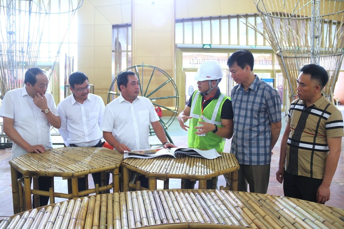 Quyền Bộ trưởng Trần Đức Thắng (thứ 3 từ trái vào) kiểm tra tiến độ thi công gian hàng của ngành nông nghiệp và môi trường. Ảnh: Phạm Hiếu.