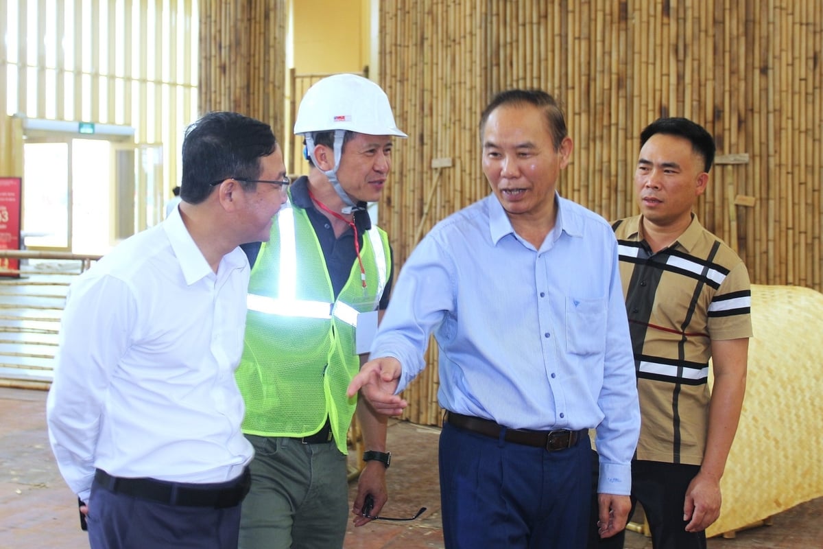 Thứ trưởng Phùng Đức Tiến (áo xanh) kiểm tra tiến độ thi công gian hàng của ngành nông nghiệp và môi trường. Ảnh: Phạm Hiếu.