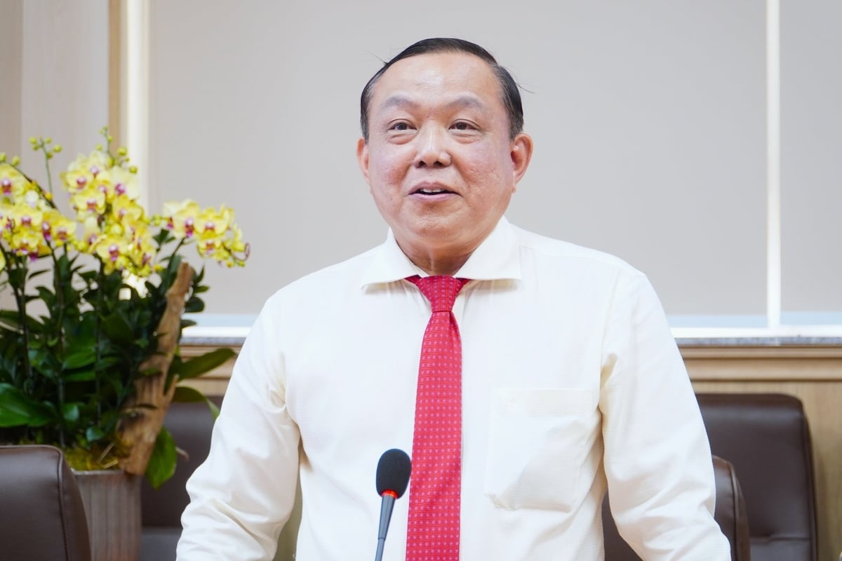 Ông Nguyễn Tiến Dũng - Chủ tịch Công ty Bệnh viện Đại học Nam Cần Thơ bày tỏ khó khăn trước 'lệnh' cấm lưu thông 2 chiều tại tuyến đường gom phía trước bệnh viện. Ảnh: Kim Anh.