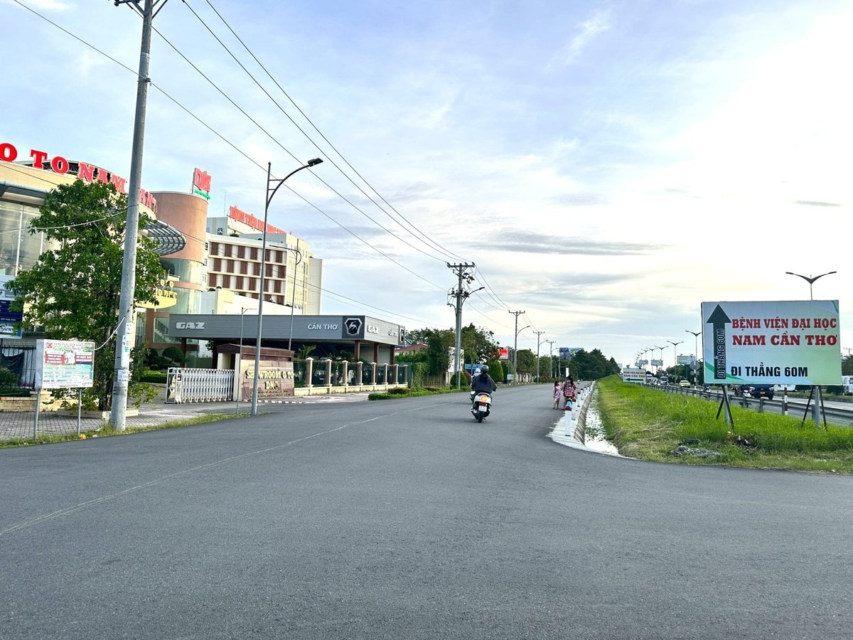Tuyến đường gom song hành với Quốc lộ 1A, dẫn vào Bệnh viện Đại học Nam Cần Thơ. Ảnh: Kim Anh.