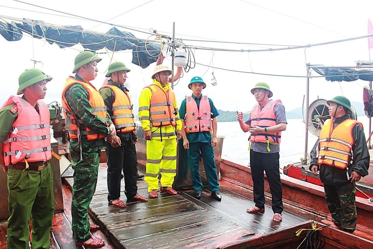 Ông Đào Văn Vũ, Phó Chủ tịch Thường trực UBND đặc khu Vân Đồn (thứ 2 từ phải sang), có mặt tại hiện trường để chỉ đạo công tác tìm kiếm ngư dân mất tích. Ảnh: Nguyễn Thu.
