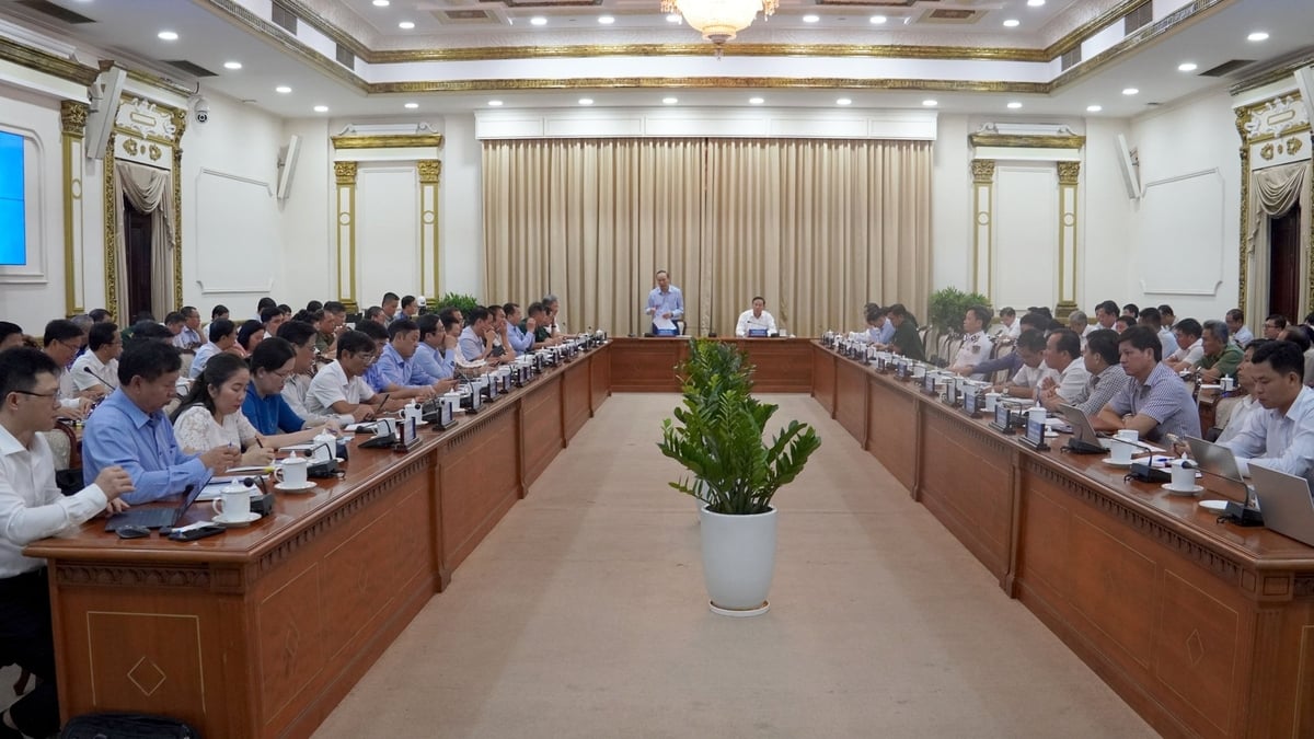 Để gỡ được 'thẻ vàng' IUU thì các địa phương cần triển khai quyết liệt hơn, nhất là quản lý chặt chẽ tàu cá, hạn chế tình trạng tàu cá mất kết nối, không để tàu cá vi phạm đánh bắt ở vùng biển nước ngoài... Ảnh: Lê Bình.