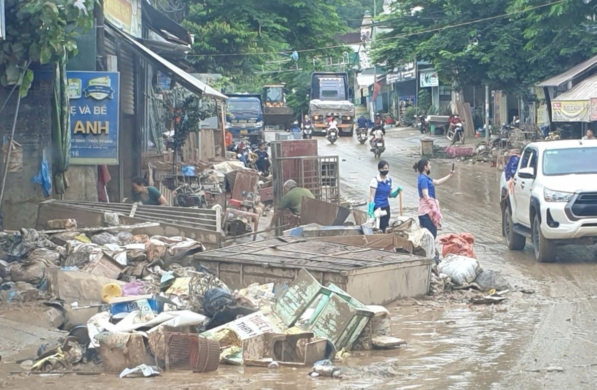 Quốc lộ 7, đoạn qua xã Tương Dương ngổn ngang rác thải sau lũ. Ảnh: Đình Tiệp.
