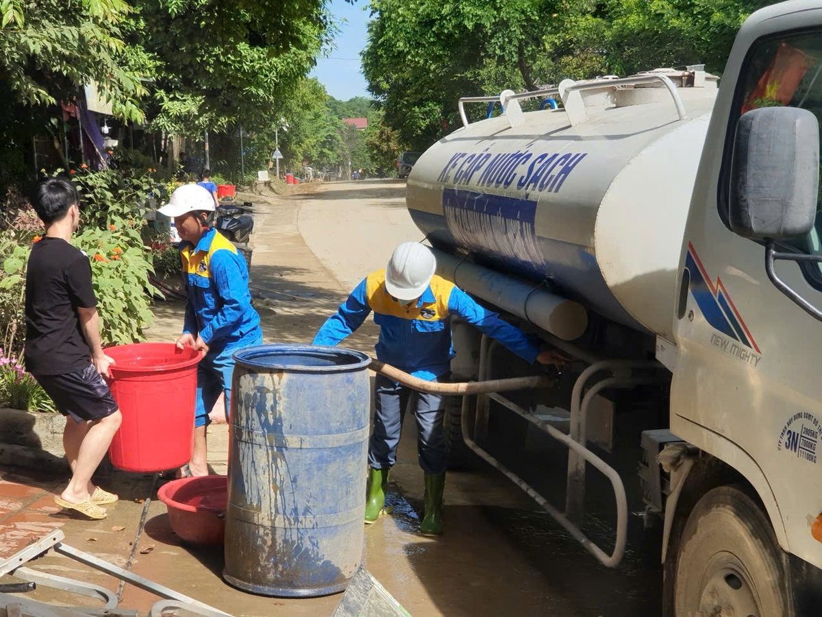 Xe bồn chở nước sạch đến cung cấp cho người dân. Ảnh: Đình Tiệp.