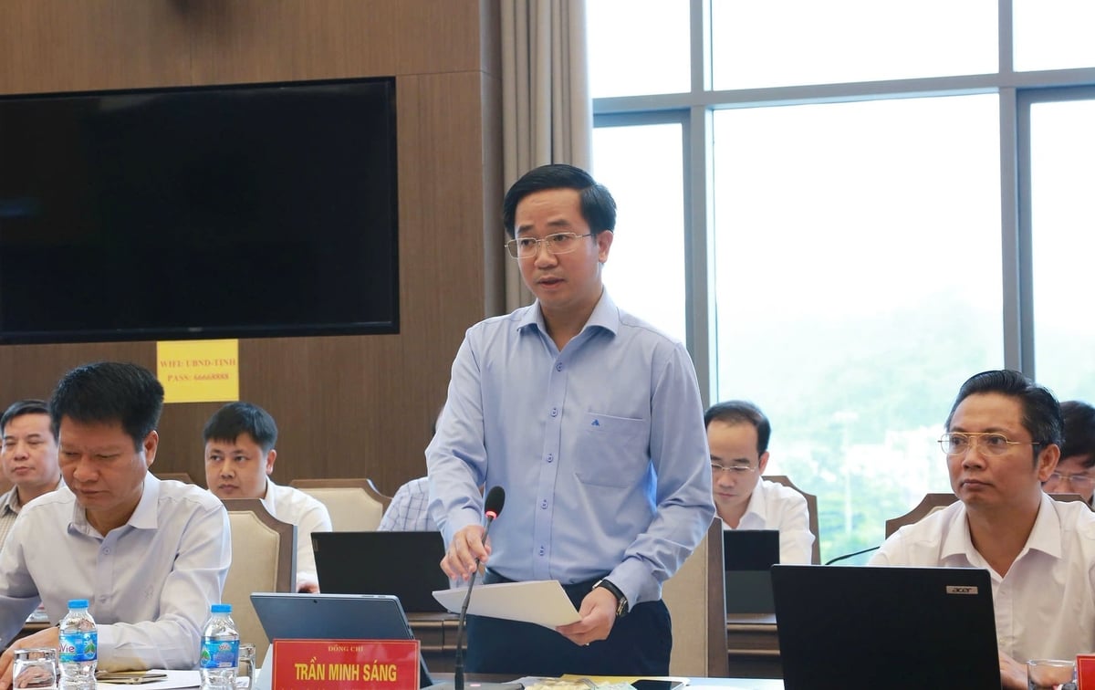 Ông Trần Minh Sáng - Giám đốc Sở Nông nghiệp và Môi trường tỉnh Lào Cai báo cáo tình hình thực hiện nhiệm vụ ngành Nông nghiệp và Môi trường trong giai đoạn đầu vận hành mô hình tổ chức chính quyền địa phương 2 cấp, sáng 15/8. ẢNh: Thanh Ngà.