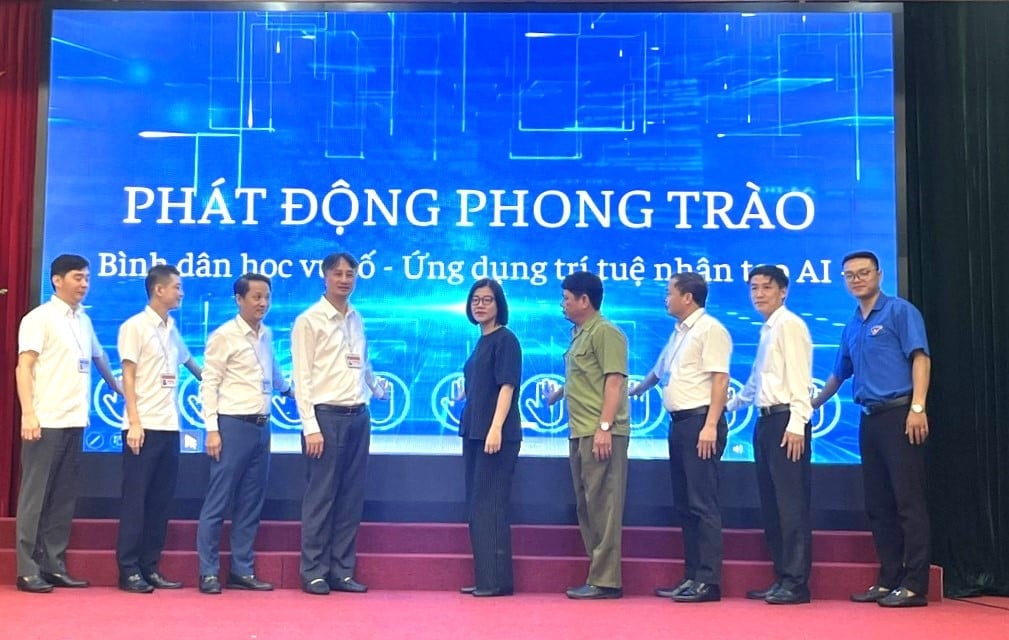 Lãnh đạo xã Vĩnh Thanh và các đại biểu phát động phong trào 'Bình dân học vụ số' trên địa bàn. Ảnh: Trung Nguyên.