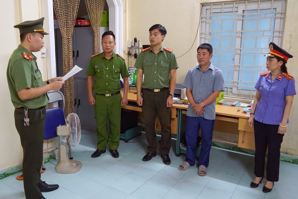 Cơ quan An ninh điều tra thi hành quyết định khởi tố bị can và lệnh bắt tạm giam đối với Nguyễn Khương Hoàng về tội 'Trốn thuế'. Ảnh: CAQT.
