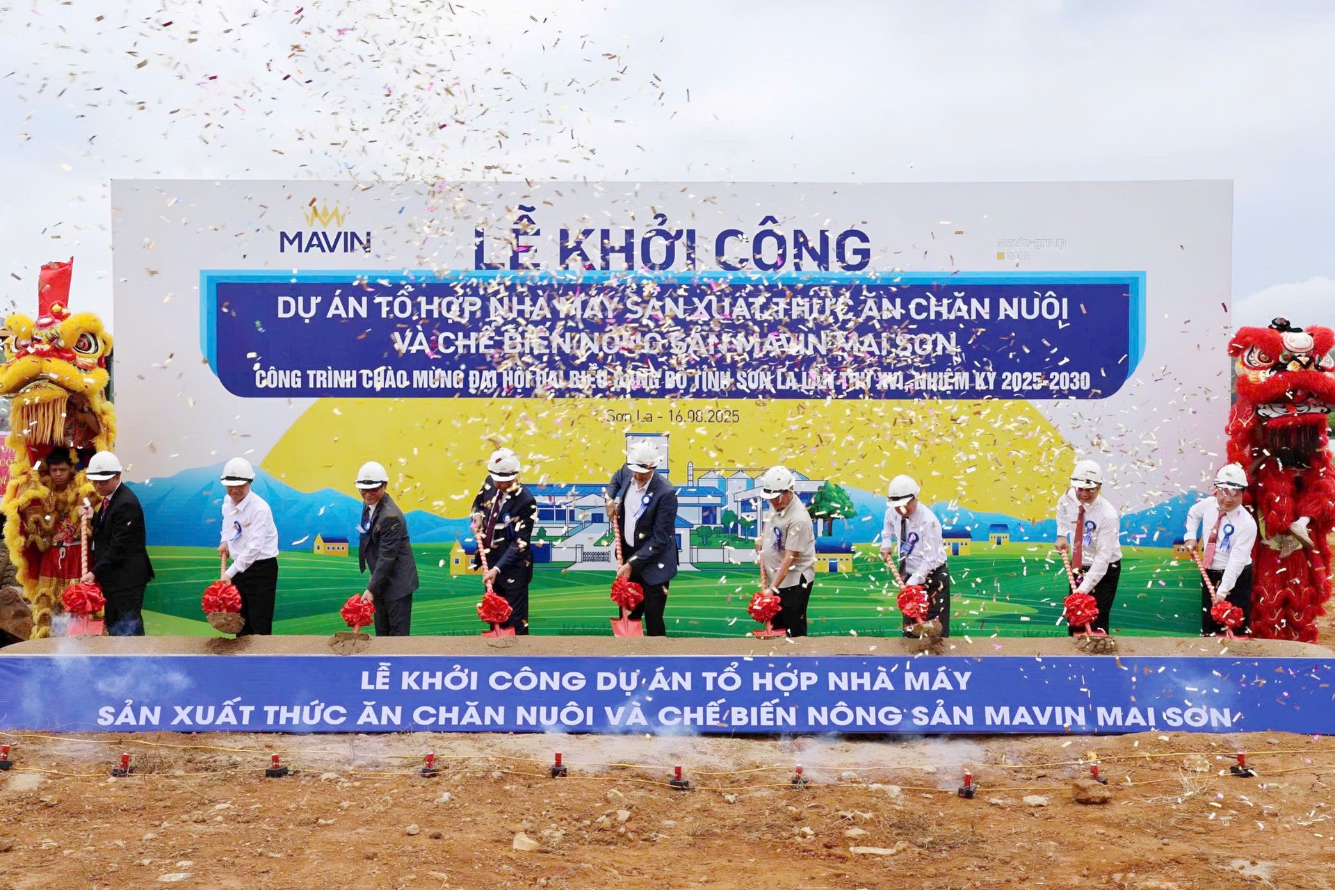 Các đại biểu thực hiện nghi thức khởi công Tổ hợp nhà máy Mavin Mai Sơn. Ảnh: Nguyễn Nga.