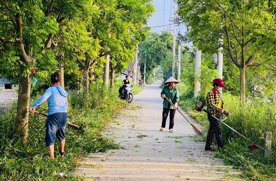 Phong trào ‘Ngày cuối tuần Xanh’ tại xã Chương Dương (Hà Nội) đang lan tỏa mạnh mẽ, thu hút người dân cùng tham gia vệ sinh môi trường. Ảnh: Bảo Hà.