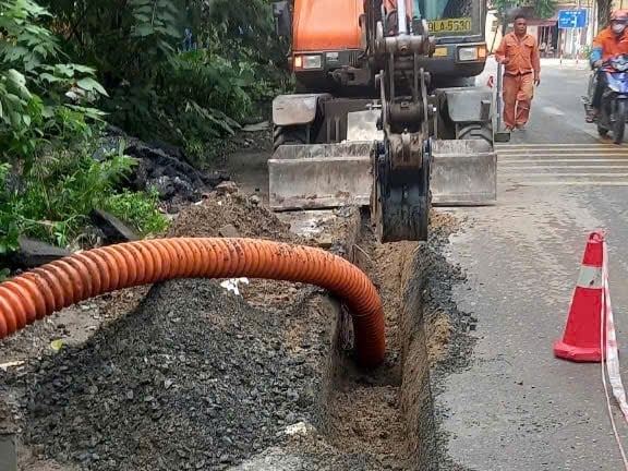 Ban Duy tu xác định, Công ty Điện lực Gia Lâm đã huỷ hoại tài sản Nhà nước khi cắt, xẻ, đào đường Ỷ Lan trái phép. Ảnh: Ban Duy tu. Ban Duy tu xác định, Công ty Điện lực Gia Lâm đã huỷ hoại tài sản Nhà nước khi cắt, xẻ, đào đường Ỷ Lan trái phép. Ảnh: Ban Duy tu.
