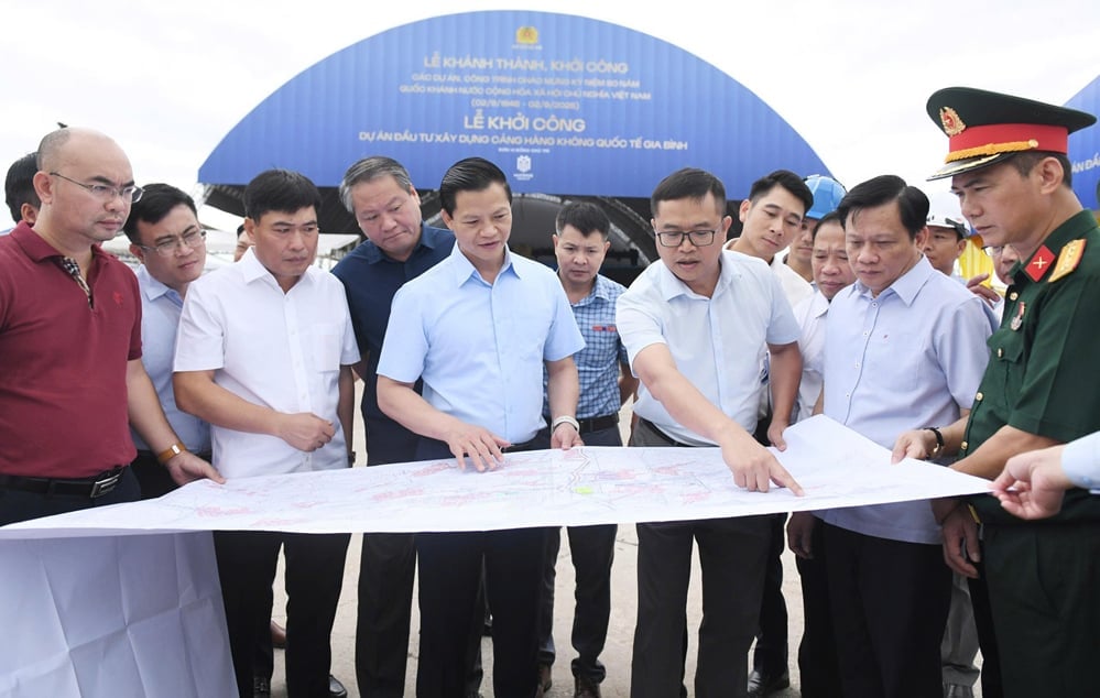Chủ tịch UBND tỉnh Bắc Ninh Vương Quốc Tuấn cùng  lãnh đạo một số sở, ban, ngành của tỉnh đi kiểm tra tình hình chuẩn bị các điều kiện để khởi công dự án. Ảnh: Dương Hoàn.
